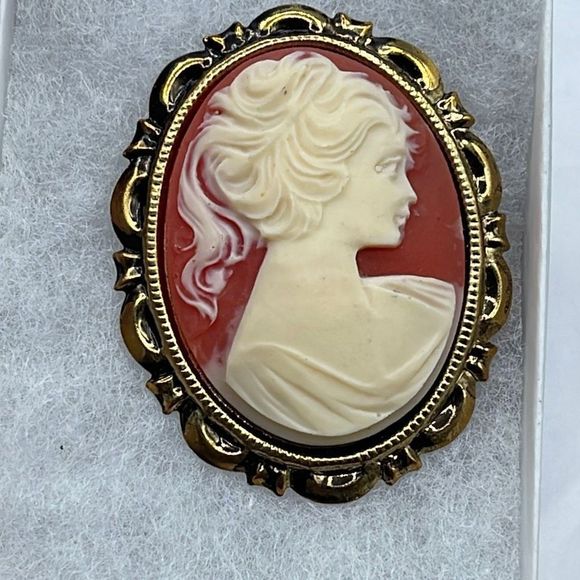 Vintage Jewelry - Large vintage cameo brooch
